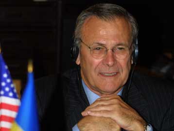 Οι ΗΠΑ θα επαναλάβουν τις στρατιωτικές επαφές με την Κίνα, δηλώνει ο Ράμσφελντ