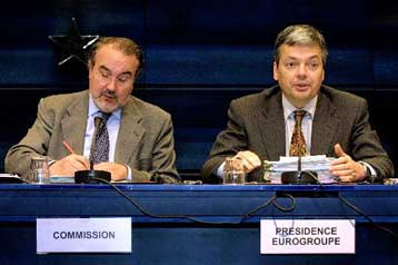 Στο χαμηλότερο επίπεδο του εξαμήνου το ευρώ – Ανησυχίες για την ανάπτυξη στην ευρωζώνη