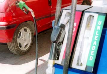 Έως και οκτώ δρχ. φθηνότερες από την Τετάρτη οι βενζίνες