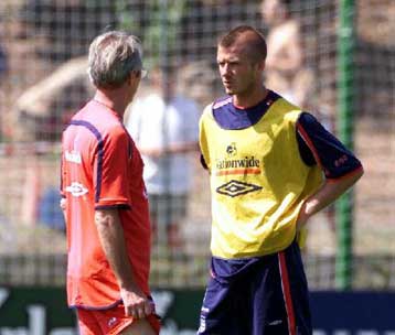 Μπέκαμ, Σκόουλς και Σίμαν προπονήθηκαν και ταξιδεύουν για Ελλάδα