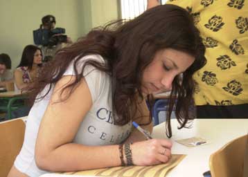 Συνεχίζονται την Τρίτη οι πανελλαδικές εξετάσεις