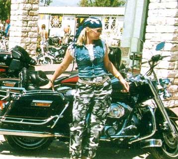 Στη Χρυσή Αμμουδιά της Θάσου συνεχίζουν το γλέντι οι «ξέγνοιαστοι καβαλάρηδες»