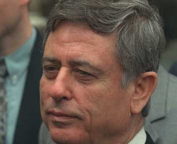 Κατέρρευσε εμπρός στον τηλεοπτικό φακό ο αντιπρόεδρος της Συρίας