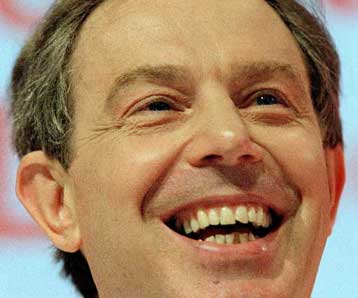 Νίκη Μπλερ στα -τελευταία πριν από τις εκλογές- πρωτοσέλιδα του κυριακάτικου Τύπου της Βρετανίας