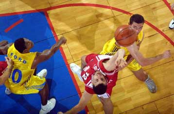 Ο Ολυμπιακός 85-83 το Περιστέρι και «έσπασε» την έδρα του αντιπάλου του