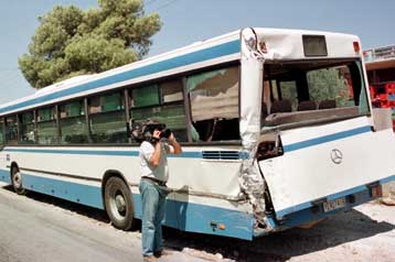 Ακυβέρνητο λεωφορείο συγκρούστηκε με τέσσερα οχήματα στο κέντρο της Αθήνας
