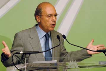 Επιθετική προς ΝΔ και ΣΕΒ η δευτερολογία Σημίτη στην ΚΕ – Ήπια κριτική Ακη στην κυβερνητική πολιτική