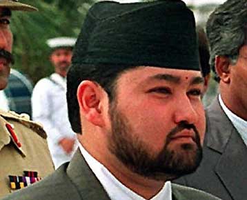 Ο διάδοχος του θρόνου του Νεπάλ ξεκλήρισε ολόκληρη τη βασιλική οικογένεια