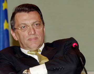 Συμβολή της Ελλάδας στην επίλυση του Κυπριακού ζητά ο Γιλμάζ από τα Κατεχόμενα