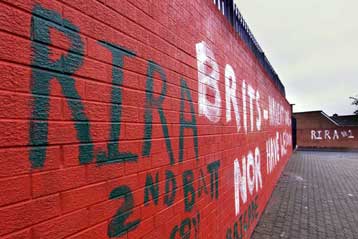 Χτύπημα του «πραγματικού IRA» έξω από αστυνομικό τμήμα στη Β.Ιρλανδία