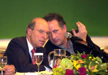 Μήνυμα εσωκομματικής ενότητας και επίθεση κατά της ΝΔ αναμένονται από τον Κ.Σημίτη