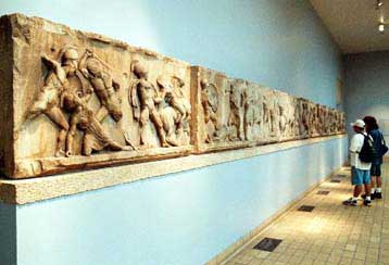 Ανθρώπινη αλυσίδα έξω από το Βρετανικό Μουσείο για την επιστροφή των Μαρμάρων