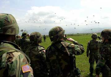 Επιπλέον κονδύλια 5,6 δισ. δολαρίων ζητά για τις Ένοπλες Δυνάμεις ο Μπους