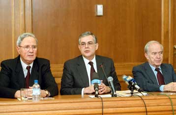 Να μην επιβληθούν νέοι φόροι για το ασφαλιστικό, τονίζει ο Παπαδήμος