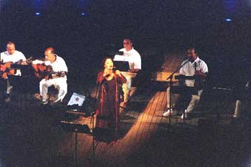 Στο Ελληνικό Φεστιβάλ ο «Μουσικός Ιούλιος» – Με συναυλία της Χαρούλας Αλεξίου έπεσε η αυλαία