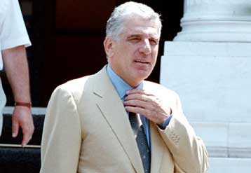 Φοροελαφρύνσεις από το 2003 και αυξήσεις το 2002, ανακοινώνει ο υπουργός Εθνικής Οικονομίας