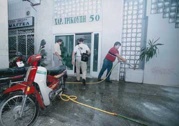 Αυτοσχέδιος εμπρηστικός μηχανισμός στα γραφεία του ΠΑΣΟΚ στο Κουκάκι