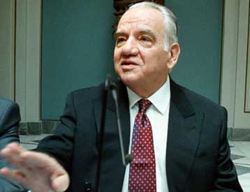 Δεν έχουμε άμεση ανάγκη ξένου εταίρου, δηλώνει ο διοικητής της ΕΤΕ