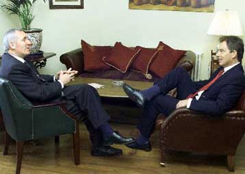 Το μονοπάτι της ειρήνης στη Β.Ιρλανδία άνοιξαν Μπλερ και Αχερν