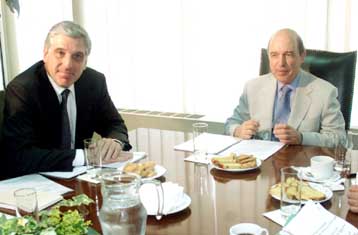 Ο προϋπολογισμός του 2002 και οι εξαγγελίες Σημίτη στη ΔΕΘ στο μικροσκόπιο του οικονομικού επιτελεί