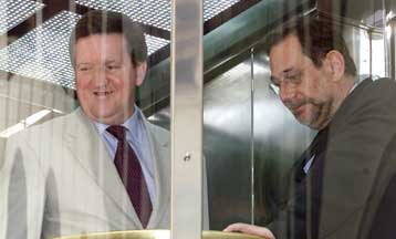 Την επανάληψη των συνομιλιών για την εκτόνωση της κρίσης πέτυχαν οι Σολάνα και Ρόμπερτσον