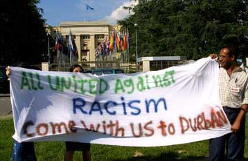 Ο ρατσισμός παραμονεύει σε κάθε γωνιά του πλανήτη προειδοποιεί η Διεθνής Αμνηστία