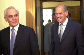 Τα Βαλκάνια και το συνέδριο του ΠΑΣΟΚ επί τάπητος στη συνάντηση Τσοχατζόπουλου – Παπανδρέου