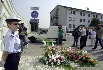 Λίγα λουλούδια και πολλά δάκρυα στην πρώτη επέτειο της συντριβής του Concorde