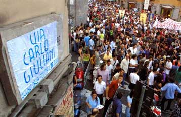 Εκατοντάδες Ιταλοί αποχαιρετούν το θύμα των συμπλοκών στη Γένοβα