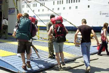 Στο λιμάνι του Πειραιά το «Φαίδρα» λόγω μηχανικής βλάβης