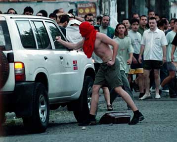 Δεν αποτελεί ένδειξη ανθελληνικού κλίματος το κάψιμο της ελληνικής σημαίας, σύμφωνα με την κυβέρνησ