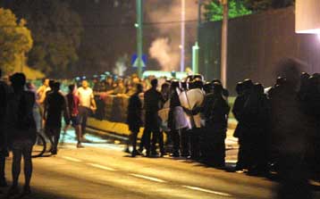 Αντιδυτικό μένος των κατοίκων της ΠΓΔΜ – Βίαια επεισόδια στα Σκόπια