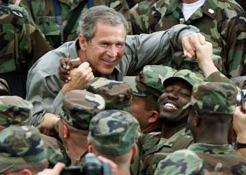 «Στο δρόμο της ειρήνης» καλεί ο Μπους να βαδίσουν τα Βαλκάνια και ο πλανήτης