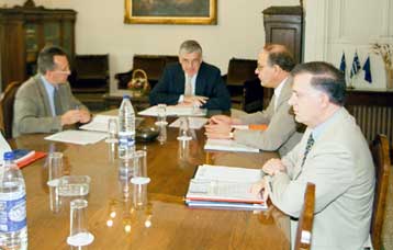 Αναζητούνται κονδύλια που θα ενισχύσουν τους «μη έχοντες», εν όψει των εξαγγελιών Σημίτη στη ΔΕΘ