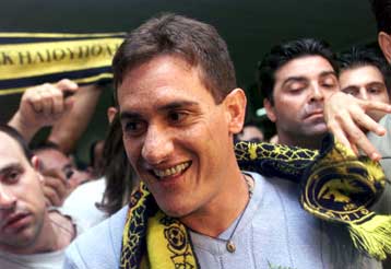 Αποθεωτική υποδοχή στον Κάρλος Γκαμάρα από τους οπαδούς της ΑΕΚ