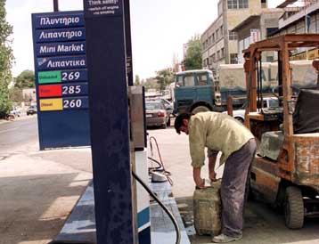 Νέες μειώσεις στην τιμή βεζίνης και πετρελαίου αναμένονται από τα μεσάνυχτα της Τετάρτης