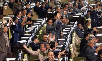 Με αντικείμενο την καθαίρεση του Ουαχίντ συνεδριάζει τη Δευτέρα το Κοινοβούλιο της Ινδονησίας