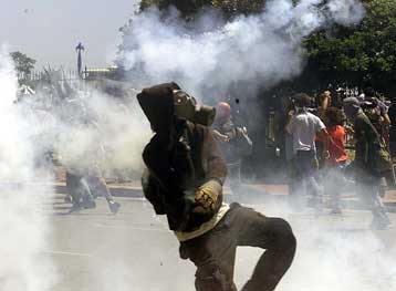 Ένας νεκρός, 500 τραυματίες και ζημιές 7 δισ. μετά τη σύνοδο της G8