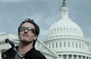 Μπόνο και Μπομπ Γκέλντοφ κατακρίνουν τη G8 για τη βία και την παγκόσμια φτώχεια