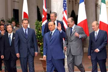 Συλλήψεις, τραυματισμοί αλλά και ευχές για δημόσιο διάλογο από τους Οκτώ στη Γένοβα