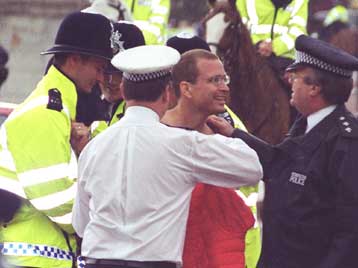 Ένας νεκρός και 29 συλληφθέντες σε συγκρούσεις νεαρών με την αστυνομία στη βρετανική πρωτεύουσα