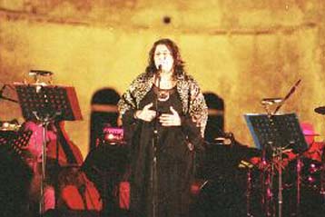 Ρεμπέτικα και ελαφρολαϊκά θα τραγουδήσει η Μαρία Φαραντούρη στις 28 Ιουλίου