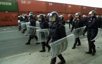 Μάχες σώμα με σώμα μεταξύ αστυνομικών και διαδηλωτών στη Γένοβα