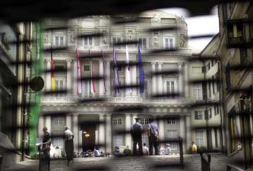 Αρχίζει η σύνοδος της G8 εν μέσω χιλιάδων διαδηλωτών