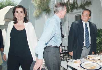 Γεύμα της Ντόρας στους πρεσβευτές των «14» παρουσία του Καραμανλή