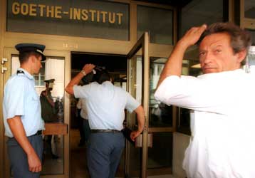 «Παγώνει» η απόφαση για τους πλειστηριασμούς ακινήτων του γερμανικού Δημοσίου