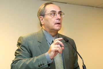 Επαφές με στελέχη της ιταλικής Αριστεράς είχε στη Ρώμη ο Ν.Κωνσταντόπουλος