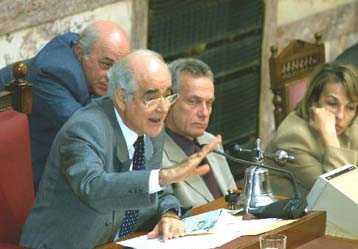 «Φρένο» στην κατασκευή κατοικιών με άδεια για εκκλησάκι βάζει η Βουλή