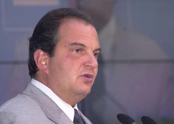 Η χώρα δεν κυβερνάται όταν κρίσιμα θέματα παραπέμπονται σε κομματικές συναθροίσεις, τόνισε ο πρόεδρ