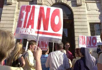 Φτάνει πια! Διογκώνεται το κύμα οργής κατά της ΕΤΑ στην Ισπανία